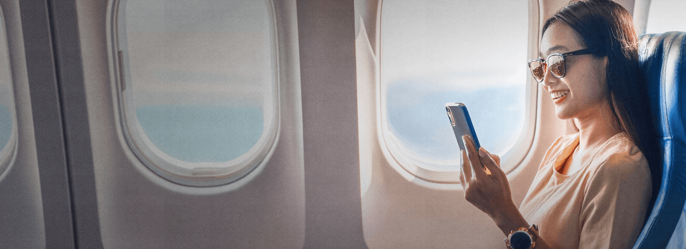 Wanita menggunakan travel esim Superalink untuk internetan bebas roaming